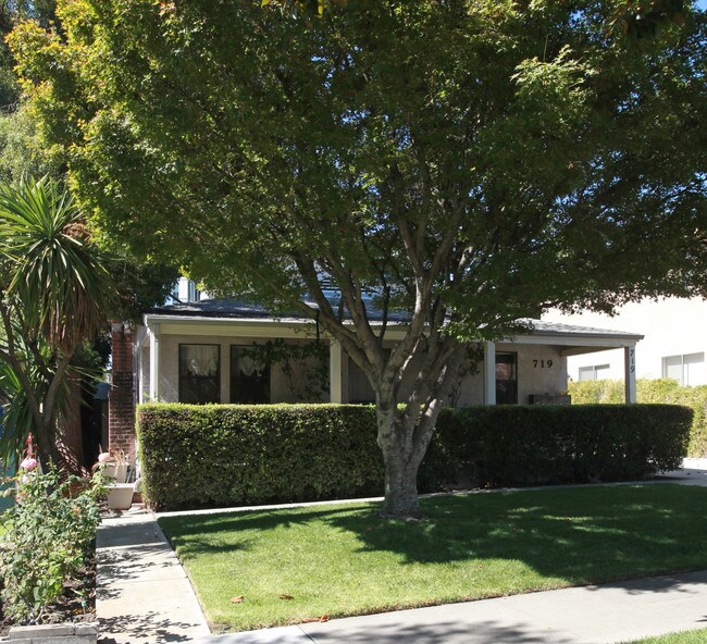 719 E Magnolia Blvd in Burbank, CA - Foto de edificio - Building Photo