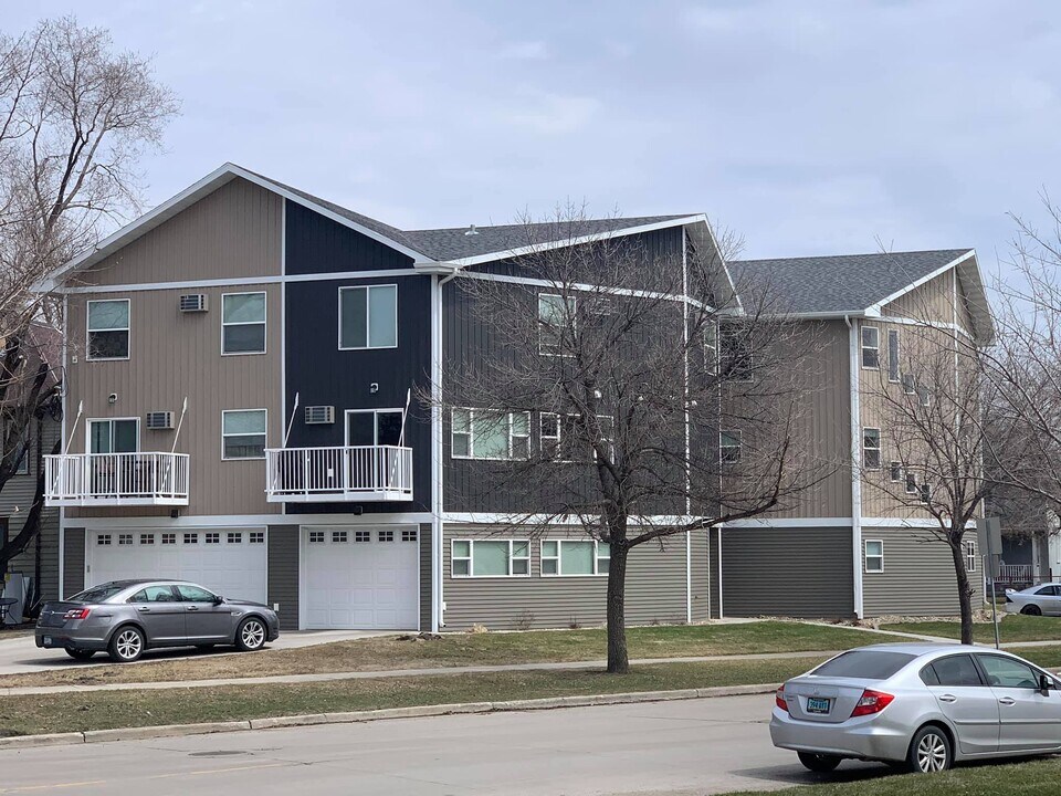 1701 Dakota Dr N, Unit E in Fargo, ND - Building Photo