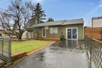 626 NE 120th Ave in Portland, OR - Building Photo - Building Photo