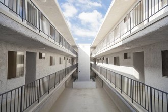 12133 Mitchell Ave in Los Angeles, CA - Foto de edificio - Building Photo
