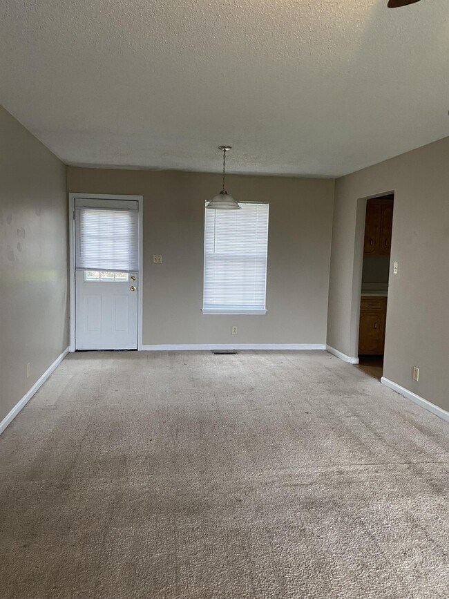 2070 Carneal Ln in Oak Grove, KY - Building Photo - Building Photo