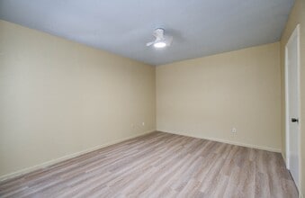 9000 Bissonnet St in Houston, TX - Building Photo - Building Photo