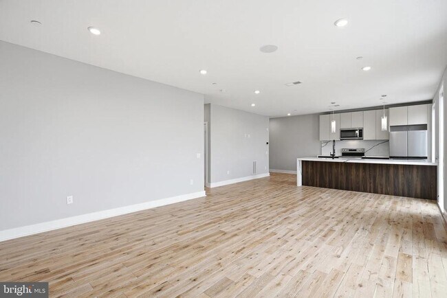 1000 W Girard Ave in Philadelphia, PA - Building Photo - Building Photo