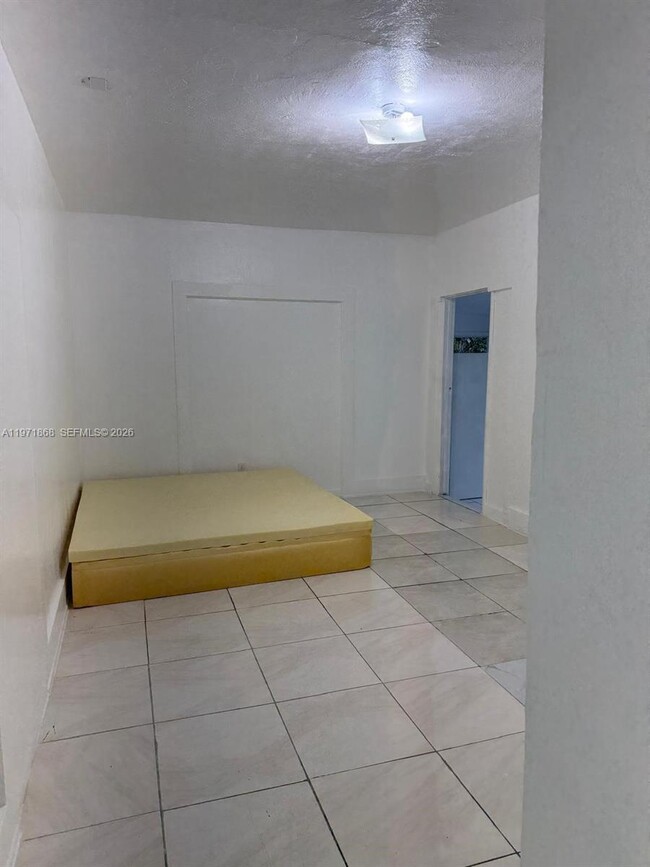 2282 SW 15th St in Miami, FL - Foto de edificio - Building Photo