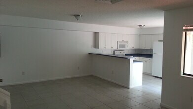 2221 White Pine Cir in Greenacres, FL - Building Photo - Building Photo
