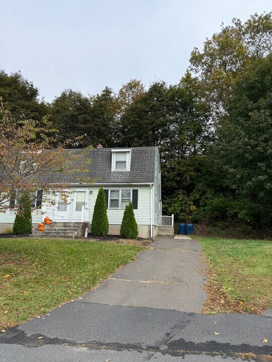 41 Guy Pl, Unit 41 in West Springfield, MA - Building Photo