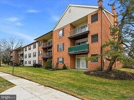 421 Drummers Ln in Wayne, PA - Building Photo