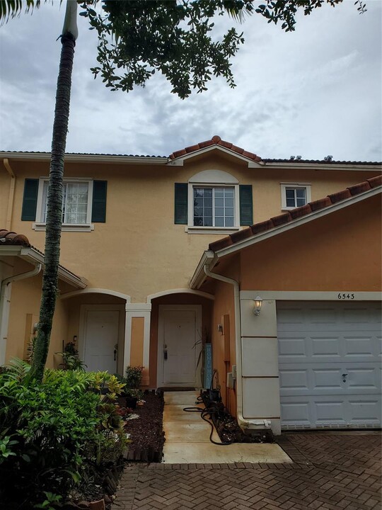 6543 Catalina Ln in Tamarac, FL - Building Photo