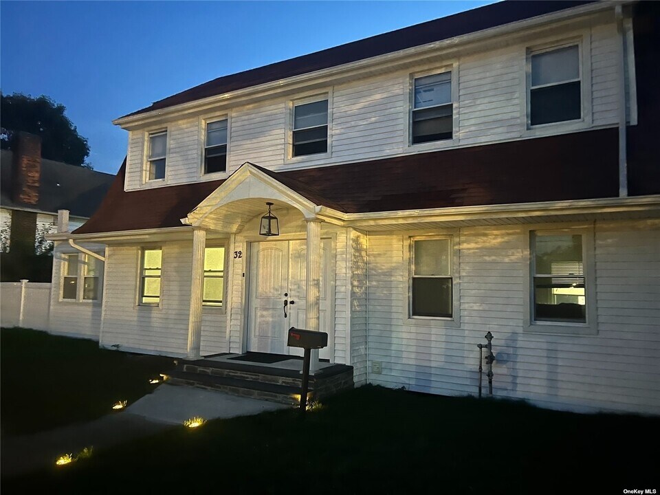 32 Nassau Pl-Unit -1st fl in Hempstead, NY - Building Photo