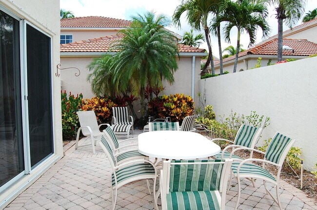 22 Vía Verona in Palm Beach Gardens, FL - Foto de edificio - Building Photo