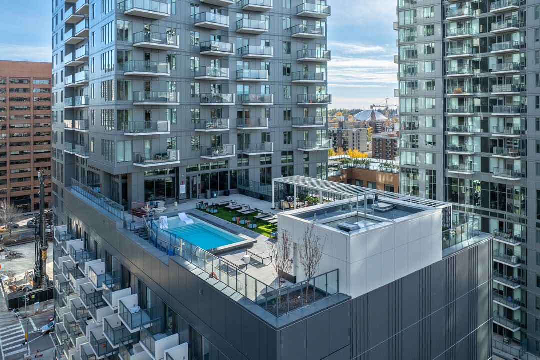 Two Park Central in Calgary, AB - Building Photo