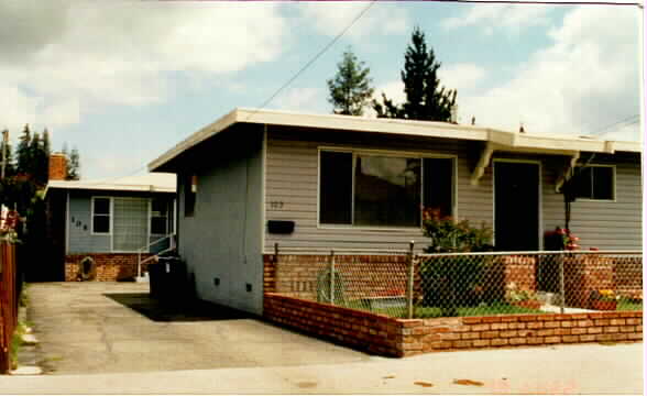 105 Nueva Ave in Redwood City, CA - Foto de edificio - Building Photo