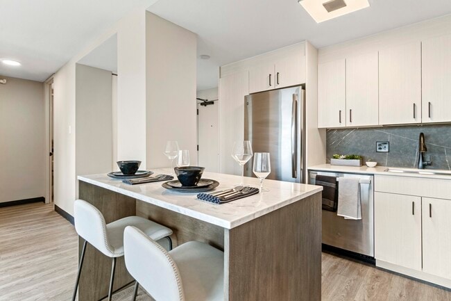 1918 W Ogden Ave in Chicago, IL - Foto de edificio - Building Photo