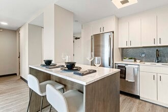 1912 W Ogden Ave in Chicago, IL - Foto de edificio - Building Photo