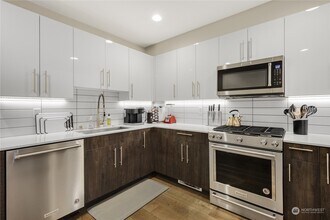 1737 NW 61st St in Seattle, WA - Foto de edificio - Building Photo