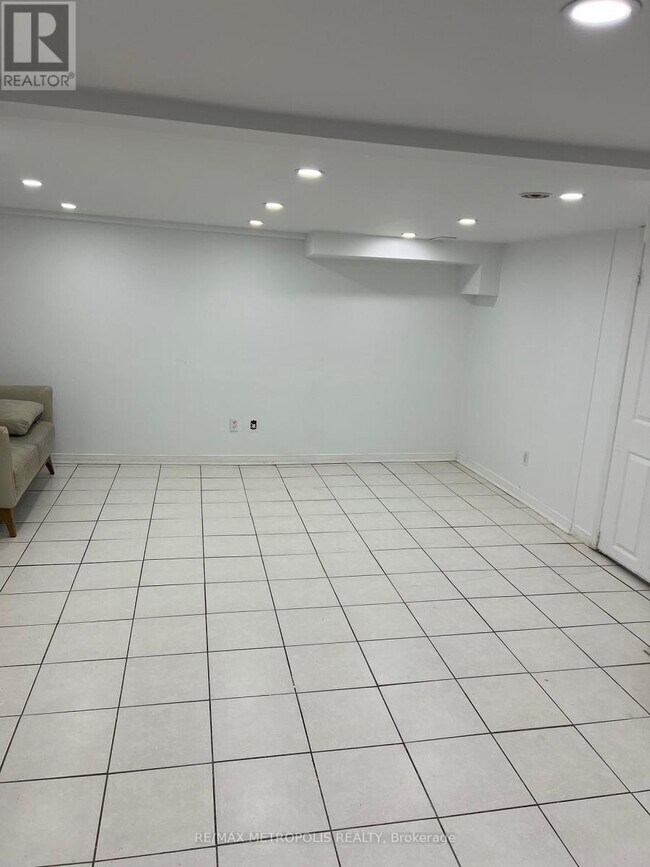 3244 Lawrence Ave E in Toronto, ON - Building Photo - Building Photo