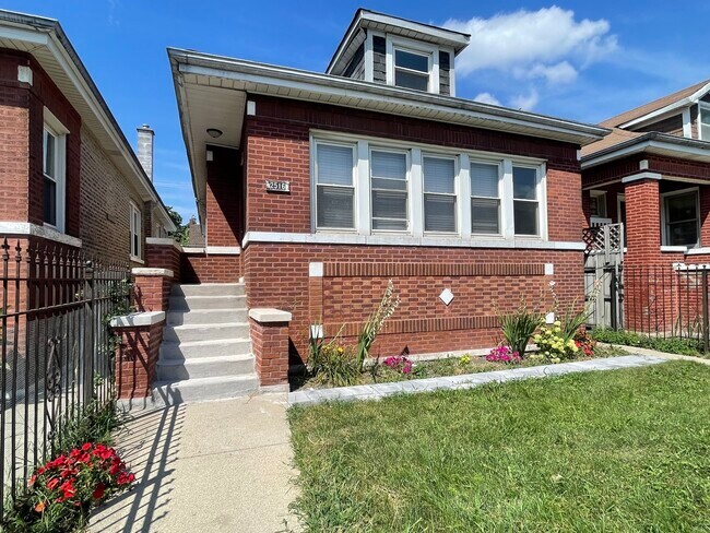 2516 N Keeler Ave in Chicago, IL - Building Photo - Building Photo