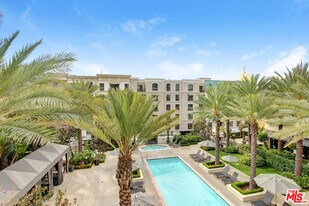 589 Americana Way in Glendale, CA - Building Photo