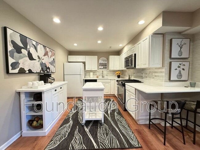 3417 122nd Pl NE in Bellevue, WA - Foto de edificio - Building Photo