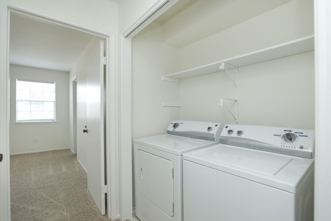 5800 Lumberdale Rd in Houston, TX - Building Photo