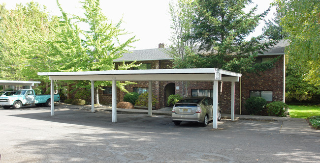 Tapiola Manor Apartments in Beaverton, OR - Building Photo - Building Photo