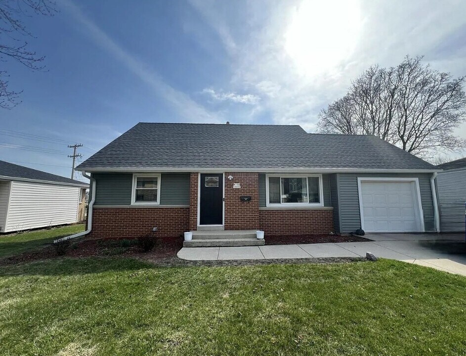 W158N9026 Charles Dr in Menomonee Falls, WI - Building Photo