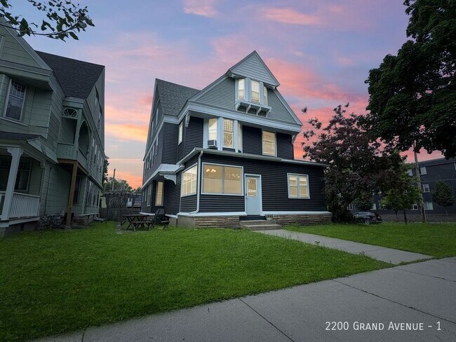 2200 Grand Ave S in Minneapolis, MN - Building Photo - Building Photo