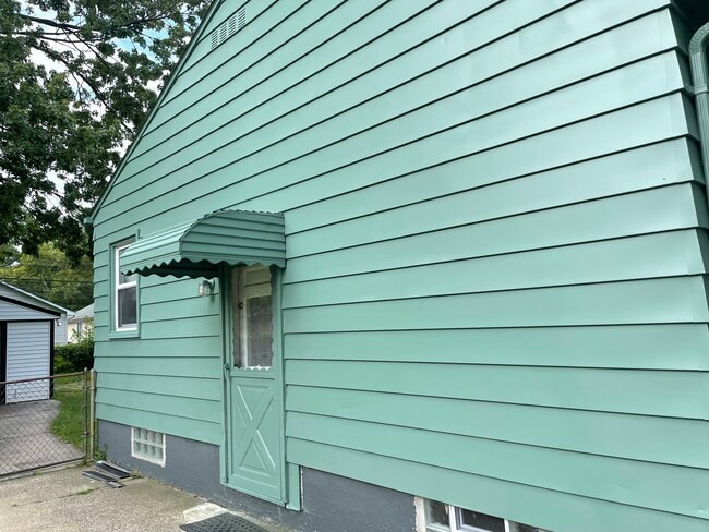 131 W Evelyn Ave in Hazel Park, MI - Building Photo - Building Photo