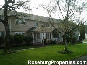 Winchester Court Apartments in Roseburg, OR - Foto de edificio - Building Photo