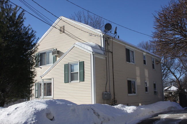 145 Quaker Ln S in West Hartford, CT - Building Photo - Building Photo