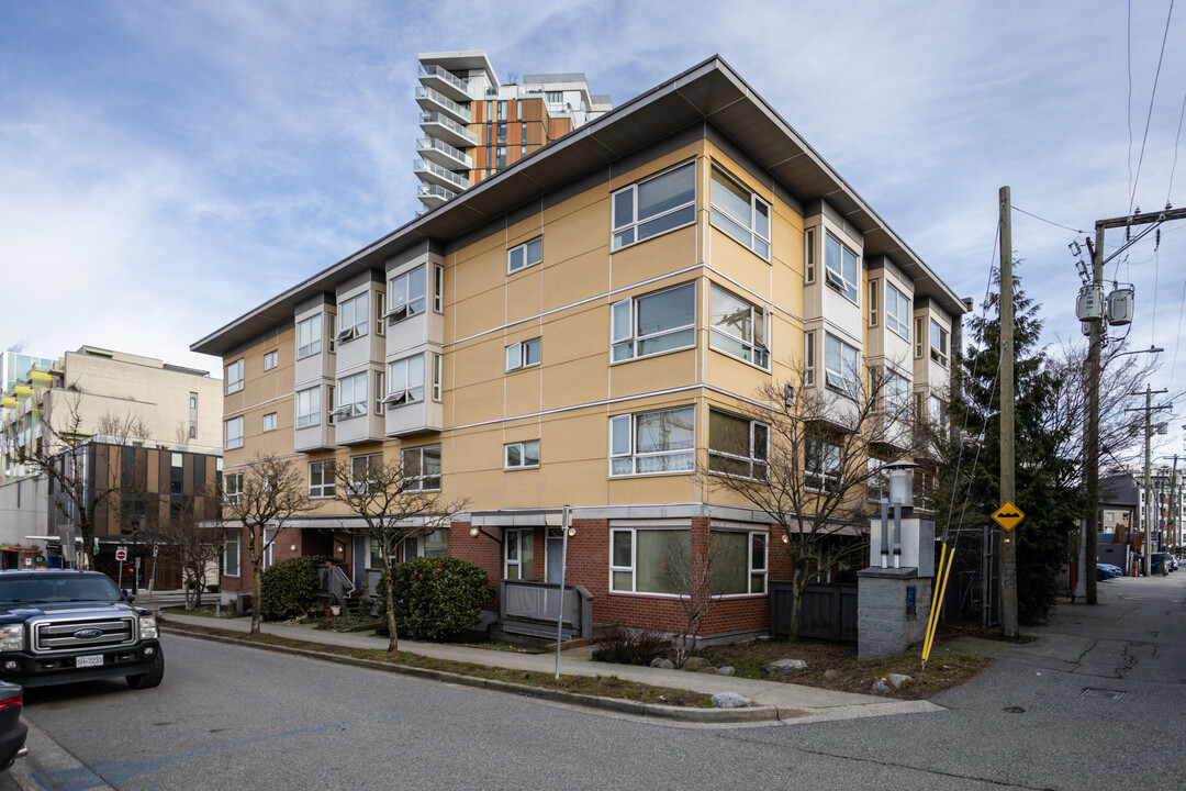 Claude Douglas Place in Vancouver, BC - Building Photo