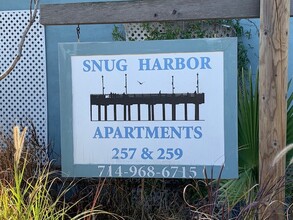 Snug Harbor in Seal Beach, CA - Foto de edificio - Building Photo