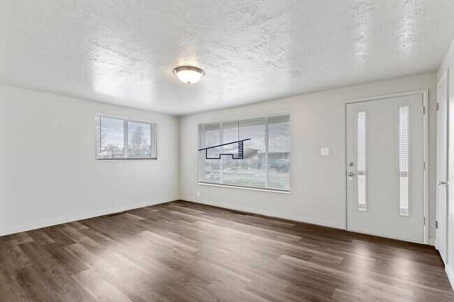 138 Lynnwood Dr in Clearfield, UT - Building Photo - Building Photo