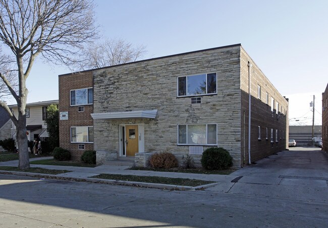 2224 S 96th St in Milwaukee, WI - Foto de edificio - Building Photo