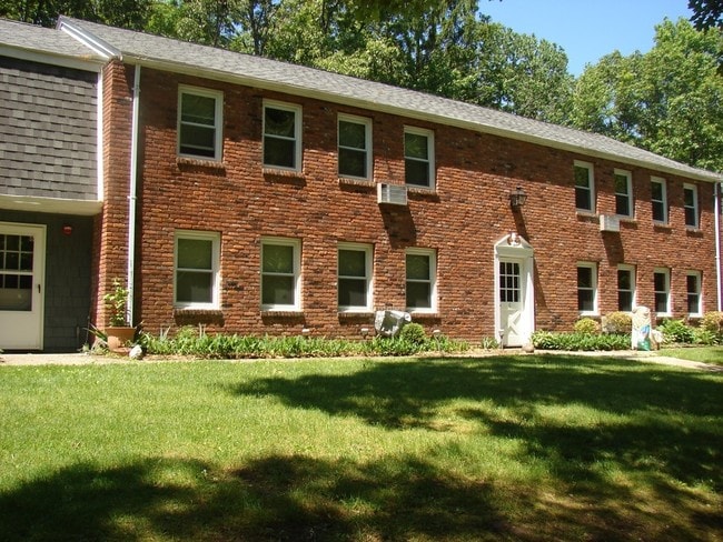Captain Fowler Apartments in Southwick, MA - Foto de edificio - Building Photo