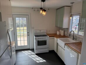 402 Harris Rd in Charlottesville, VA - Building Photo - Building Photo