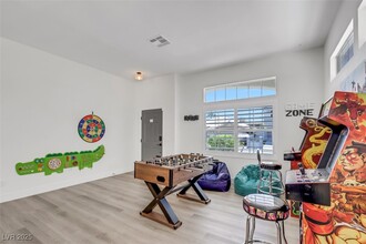 10082 Prairie Dove Ave in Las Vegas, NV - Foto de edificio - Building Photo