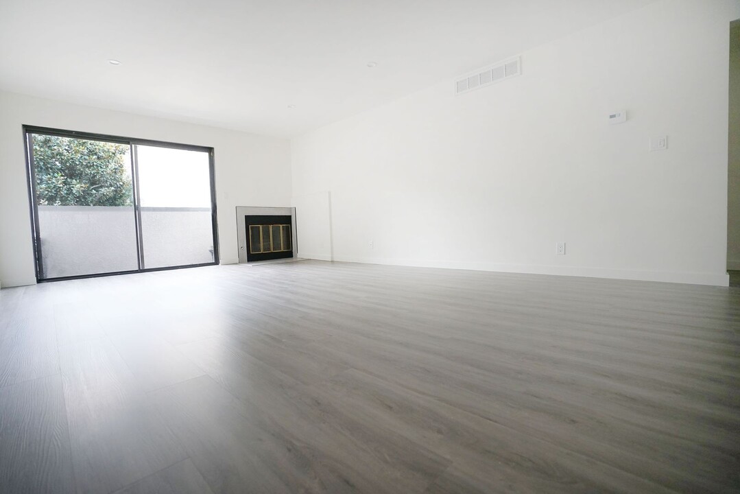 2350 S Bentley Ave in Los Angeles, CA - Building Photo