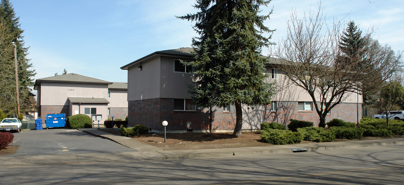 Oak Plaza in Albany, OR - Building Photo