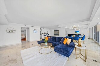 1717 N Bayshore Dr in Miami, FL - Building Photo - Building Photo