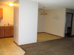 594 W 8th St in New Richmond, WI - Foto de edificio - Building Photo