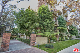 141 S Linden Dr-Unit -206 in Beverly Hills, CA - Building Photo - Building Photo