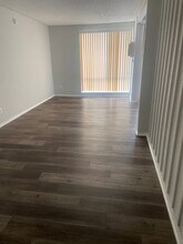 Woodhaven Apartments in Van Nuys, CA - Building Photo - Building Photo