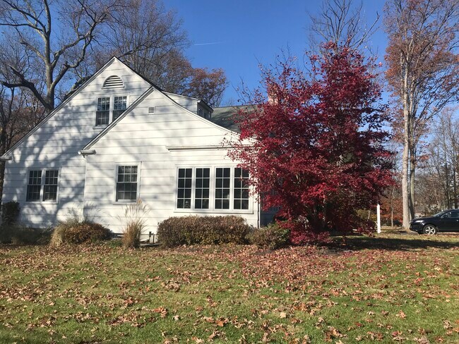 25 Deerfield Rd in Short Hills, NJ - Building Photo - Building Photo