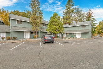 Townhouse Garden Apartments in Grants Pass, OR - Foto de edificio - Building Photo
