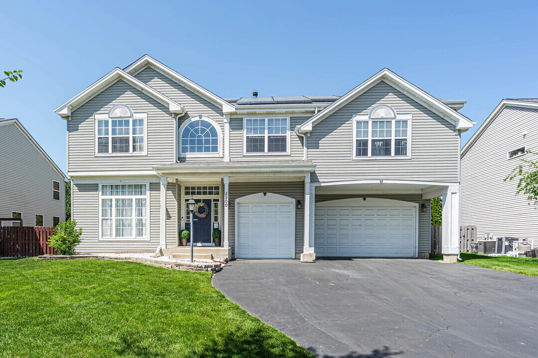 1900 Broadsmore Dr in Algonquin, IL - Building Photo