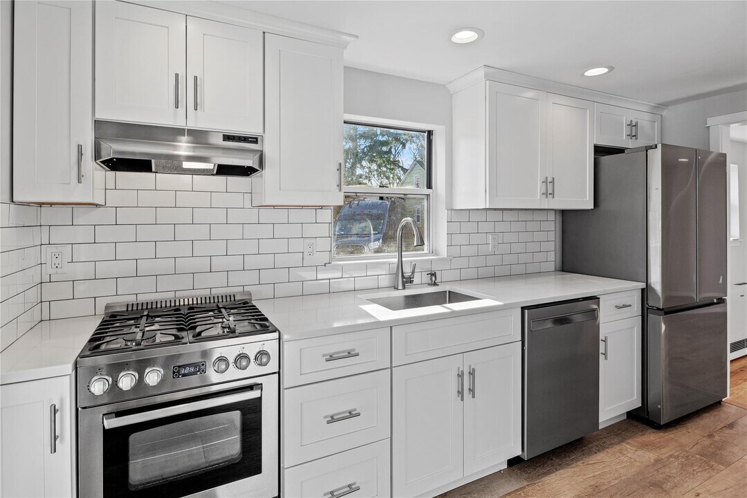 13 Tildean Ln in Bayville, NY - Building Photo