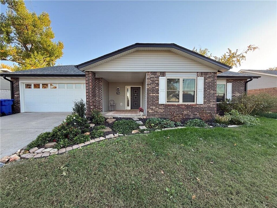 2714 W Fir St in Rogers, AR - Building Photo