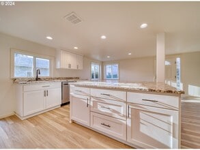 33871 NE Blossom Dr in Scappoose, OR - Building Photo - Building Photo