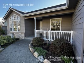 509 Meadowbrook Dr in Central Point, OR - Building Photo